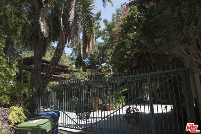 1023 Hollybush, Los Angeles, CA 90077