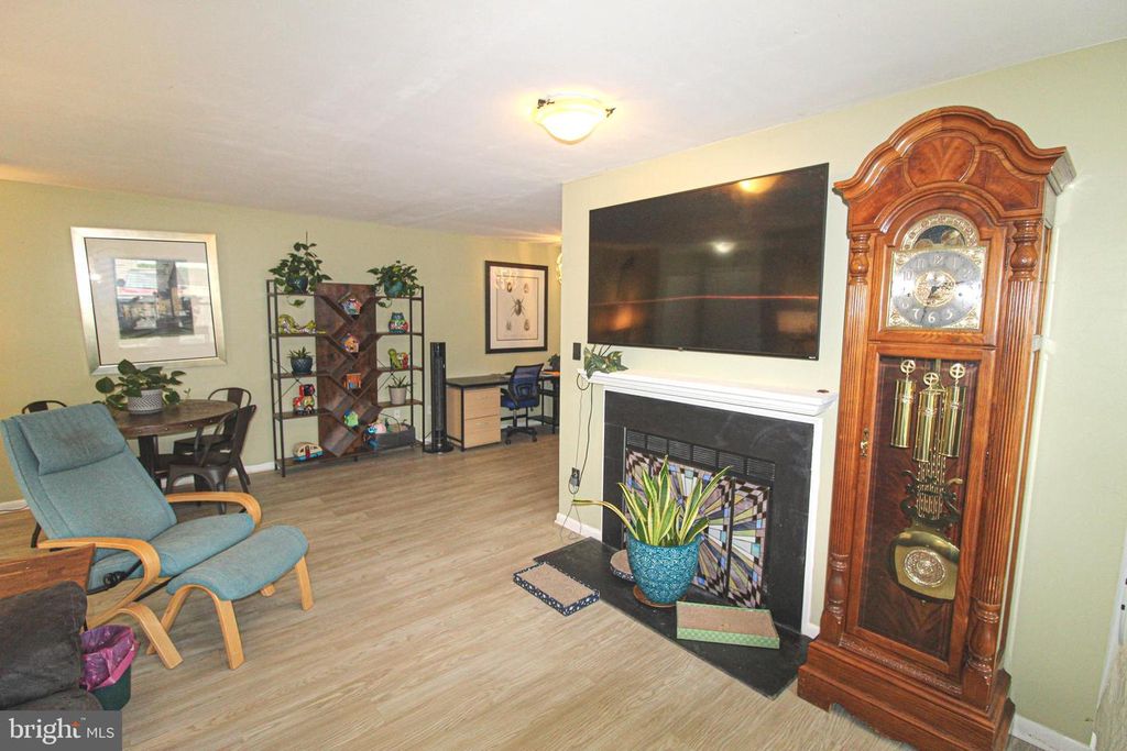 Image 10 of property listing at 19941 APPLEDOWRE CIR #102, Germantown, MD 20876