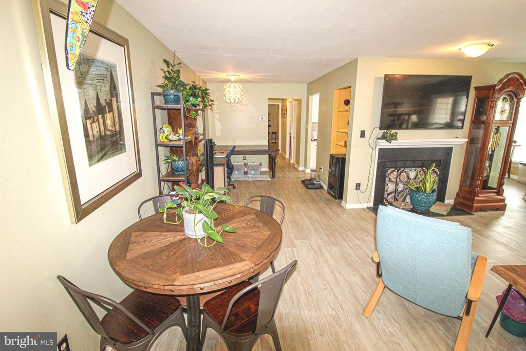 Image 11 of property listing at 19941 APPLEDOWRE CIR #102, Germantown, MD 20876
