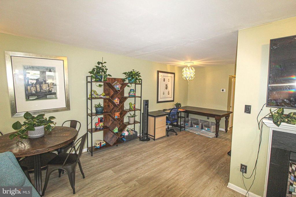 Image 12 of property listing at 19941 APPLEDOWRE CIR #102, Germantown, MD 20876