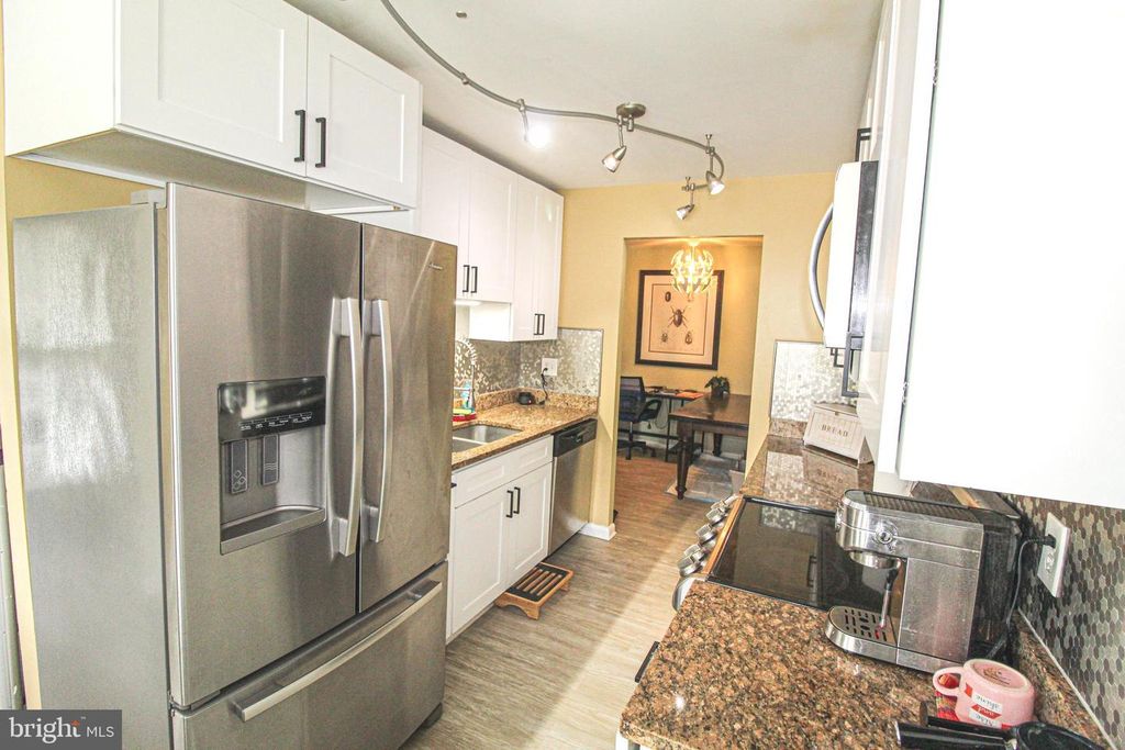 Image 15 of property listing at 19941 APPLEDOWRE CIR #102, Germantown, MD 20876