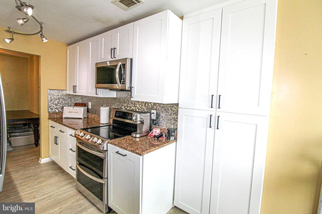 Image 16 of property listing at 19941 APPLEDOWRE CIR #102, Germantown, MD 20876