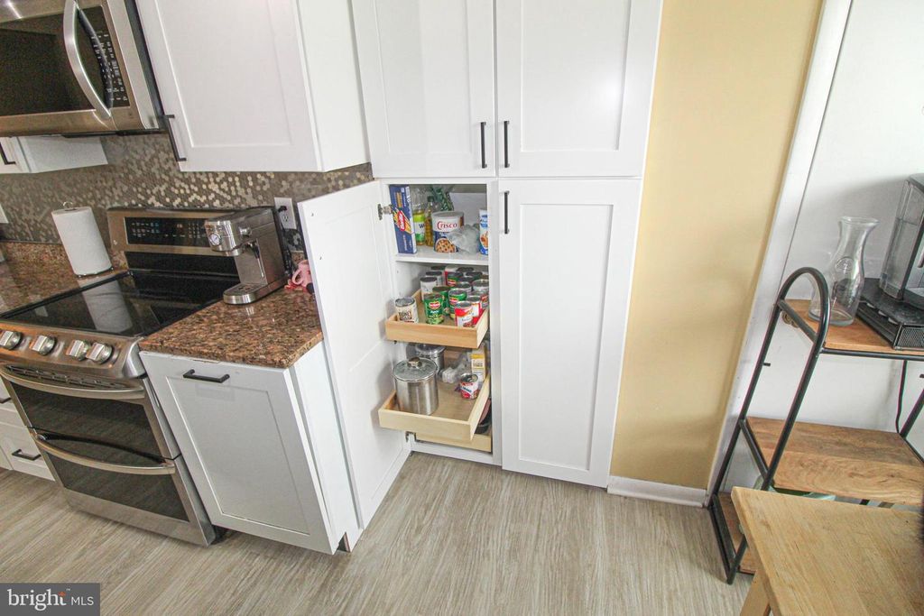Image 17 of property listing at 19941 APPLEDOWRE CIR #102, Germantown, MD 20876