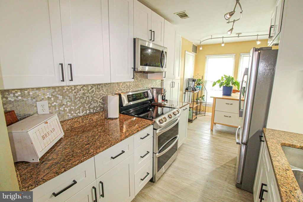 Image 18 of property listing at 19941 APPLEDOWRE CIR #102, Germantown, MD 20876