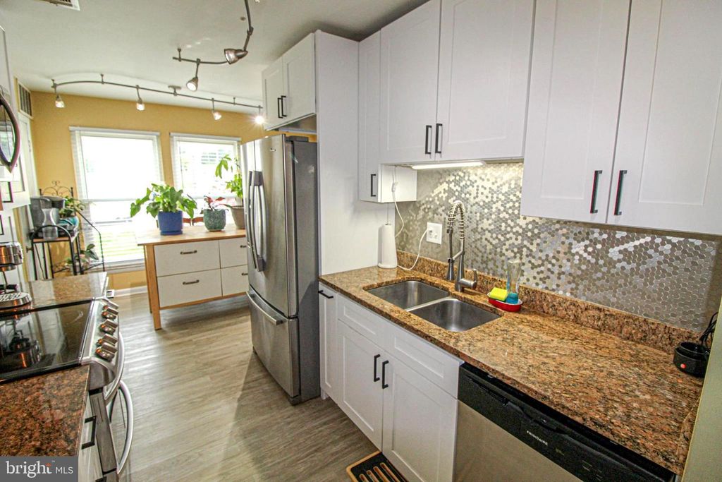 Image 19 of property listing at 19941 APPLEDOWRE CIR #102, Germantown, MD 20876