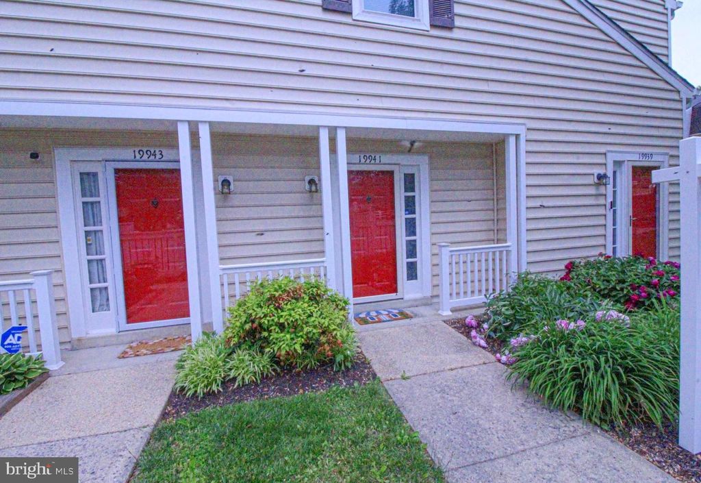 Image 2 of property listing at 19941 APPLEDOWRE CIR #102, Germantown, MD 20876