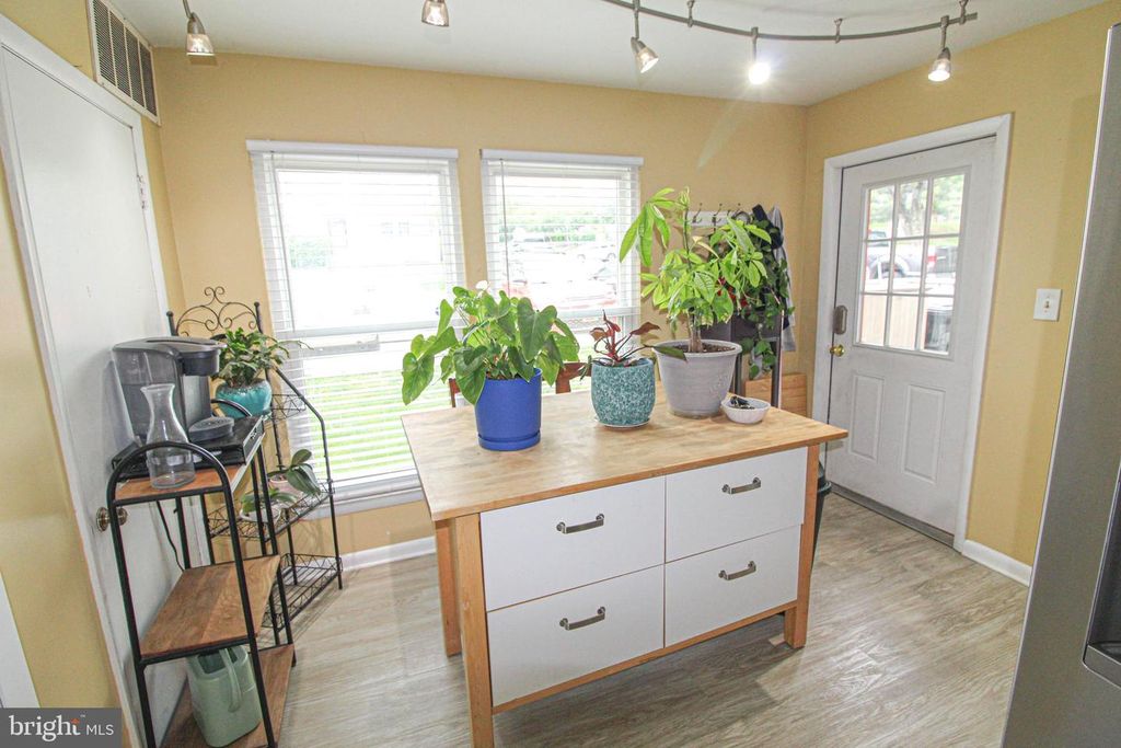 Image 20 of property listing at 19941 APPLEDOWRE CIR #102, Germantown, MD 20876