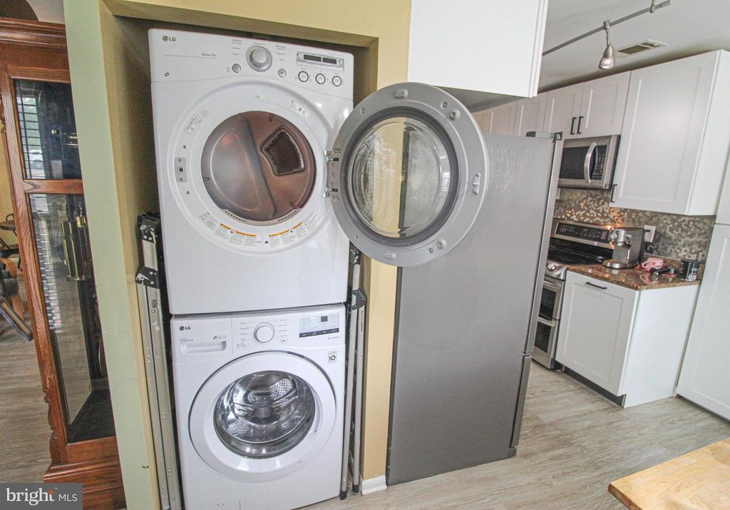 Image 22 of property listing at 19941 APPLEDOWRE CIR #102, Germantown, MD 20876