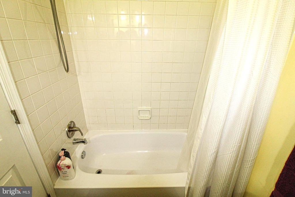 Image 28 of property listing at 19941 APPLEDOWRE CIR #102, Germantown, MD 20876
