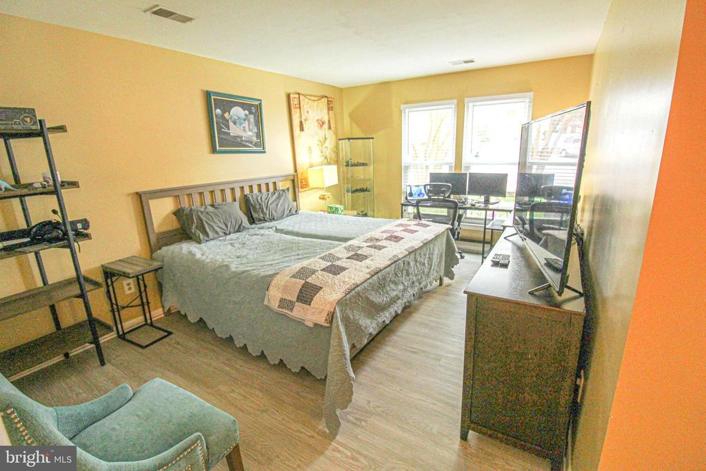 Image 29 of property listing at 19941 APPLEDOWRE CIR #102, Germantown, MD 20876