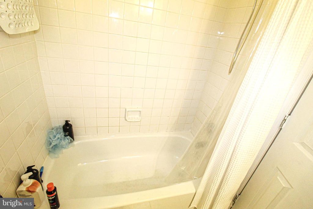 Image 34 of property listing at 19941 APPLEDOWRE CIR #102, Germantown, MD 20876