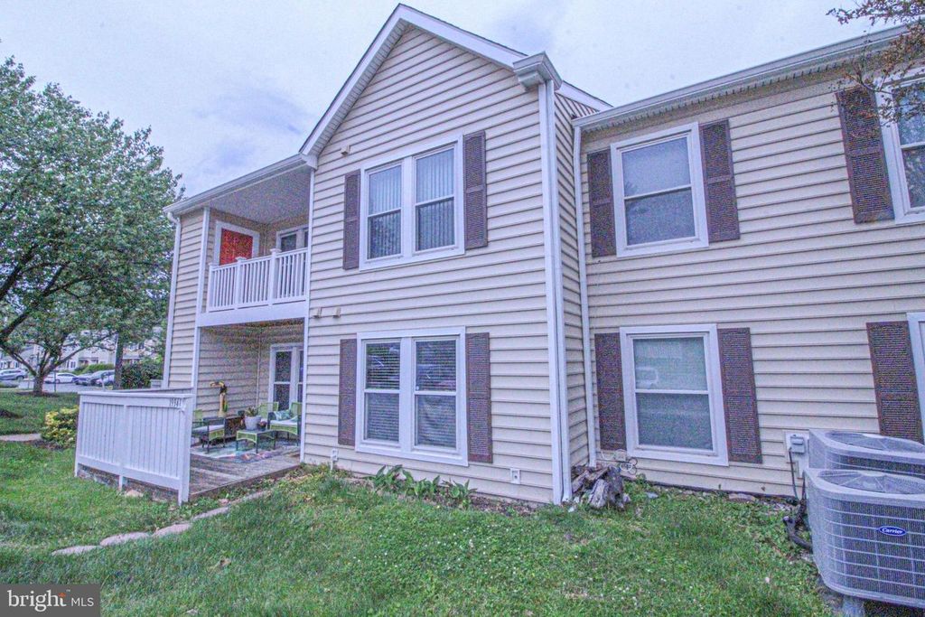 Image 4 of property listing at 19941 APPLEDOWRE CIR #102, Germantown, MD 20876