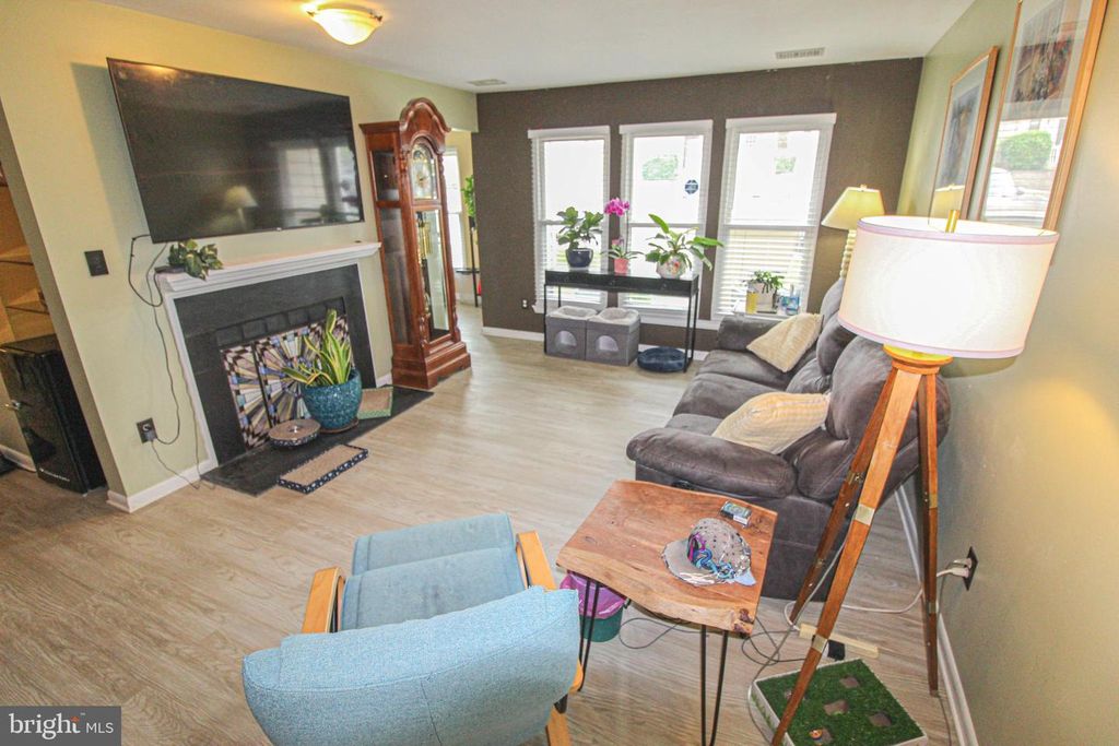 Image 7 of property listing at 19941 APPLEDOWRE CIR #102, Germantown, MD 20876