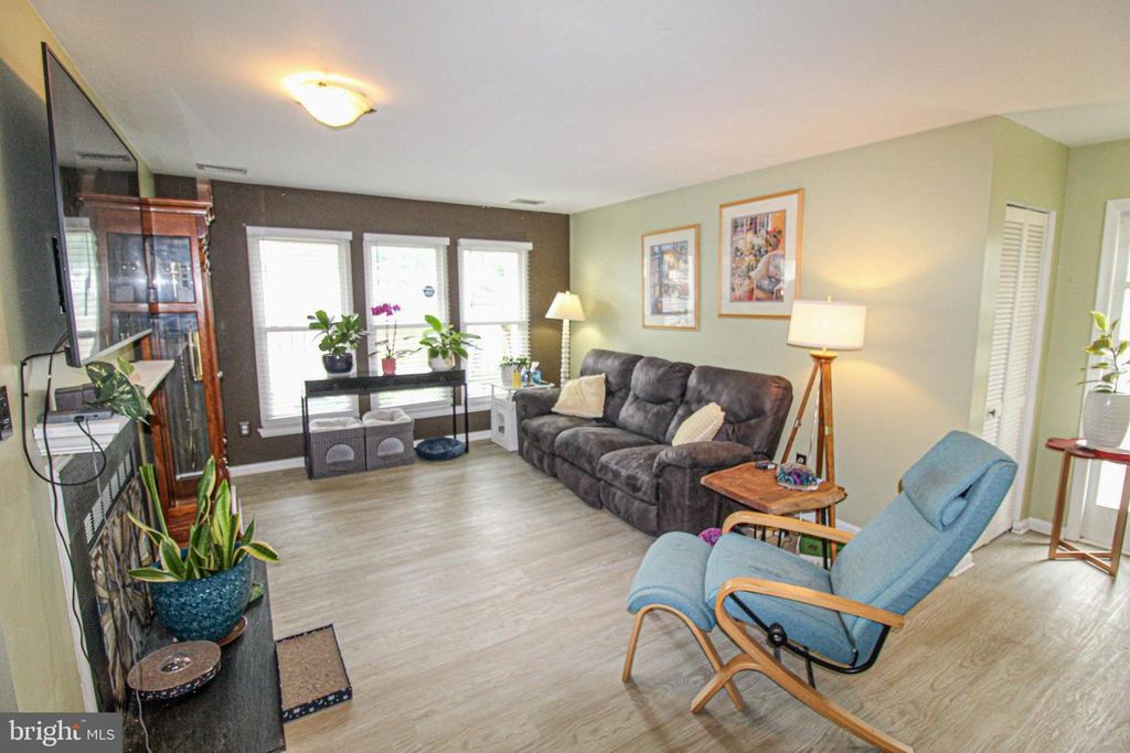 Image 8 of property listing at 19941 APPLEDOWRE CIR #102, Germantown, MD 20876