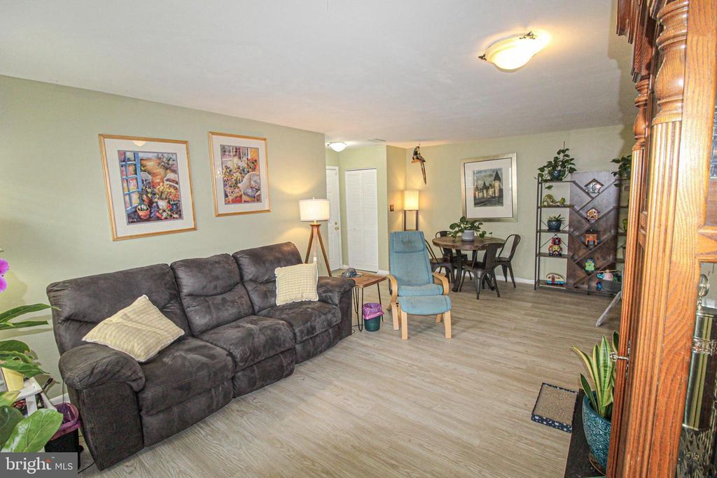 Image 9 of property listing at 19941 APPLEDOWRE CIR #102, Germantown, MD 20876