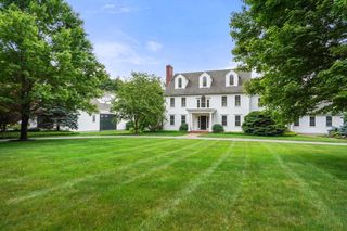 10 Queen Anne Rd, Hopkinton, MA 01748