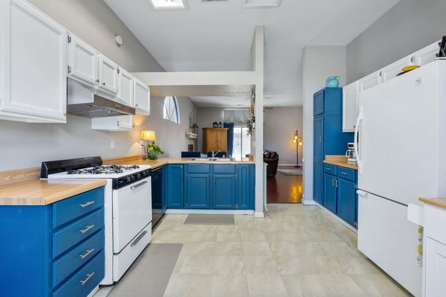 1276 Pepperwood Street, Tulare, CA 93274