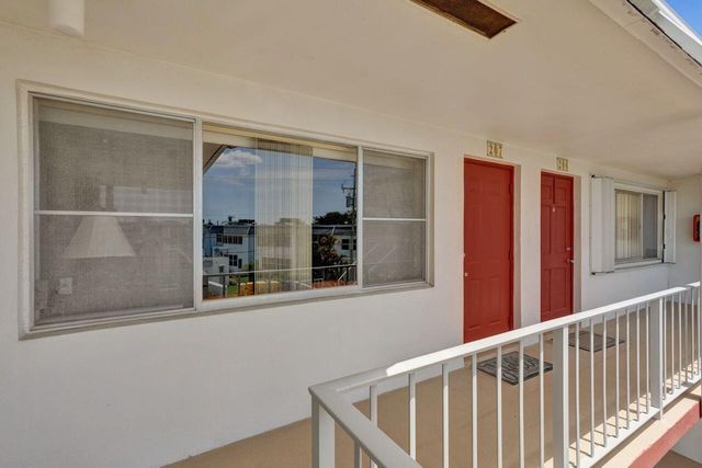 3120 Cynthia Lane 207, Lake Worth Beach, FL 33461