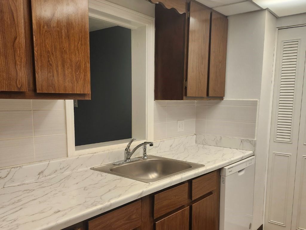 55 Greentree Ln 27, Weymouth, MA 02190