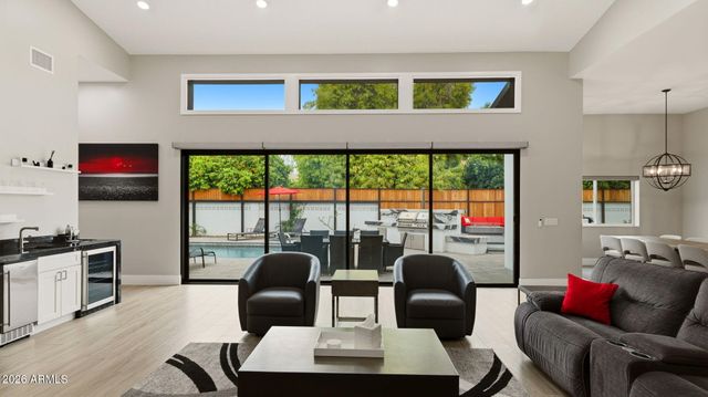 6715 E MONTECITO Avenue, Scottsdale, AZ 85251