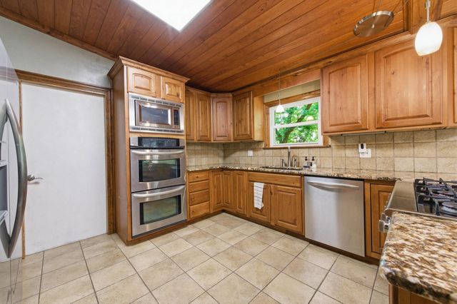 102 S Lochinvar St, Wichita, KS 67207