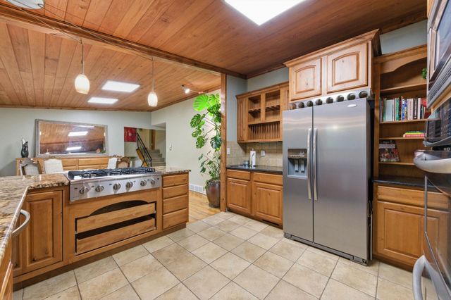 102 S Lochinvar St, Wichita, KS 67207