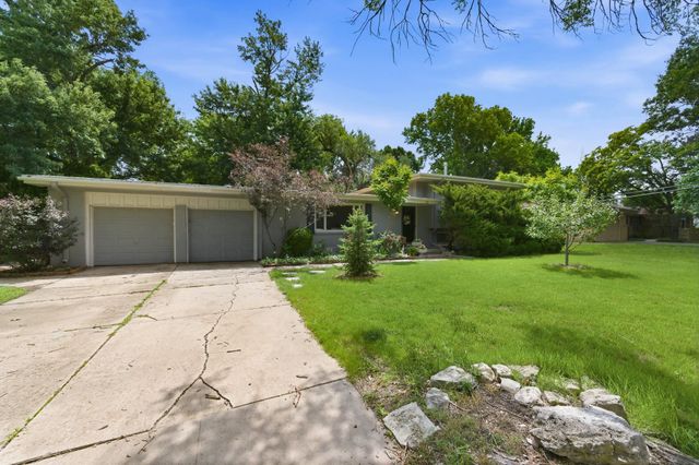 102 S Lochinvar St, Wichita, KS 67207