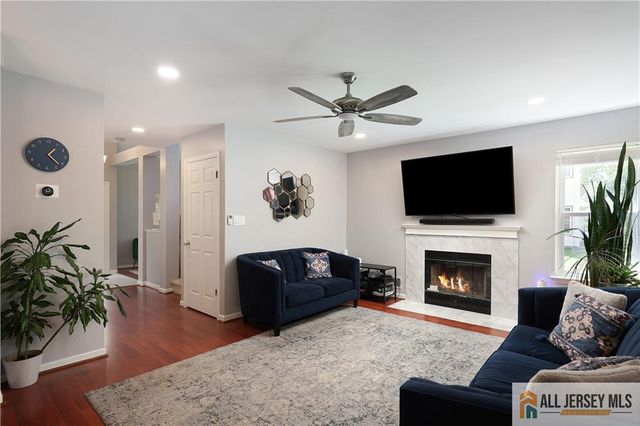 160 Buttonwood Drive, Piscataway, NJ 08854