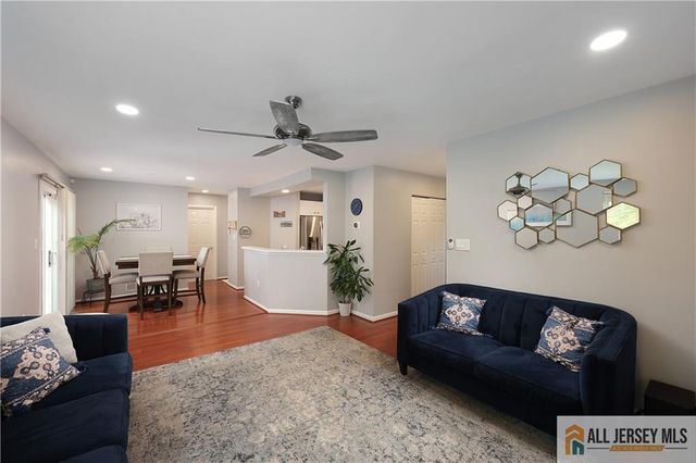 160 Buttonwood Drive, Piscataway, NJ 08854