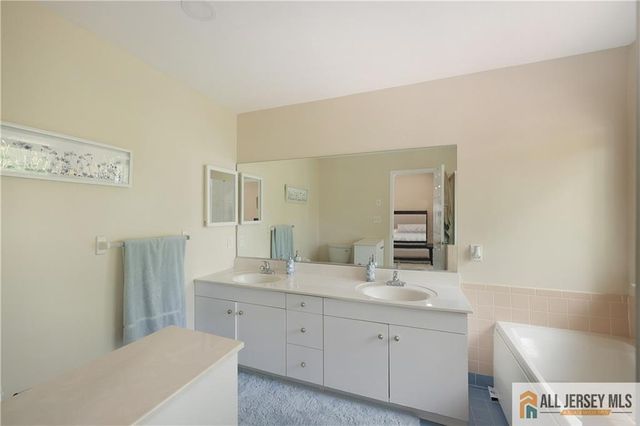 160 Buttonwood Drive, Piscataway, NJ 08854