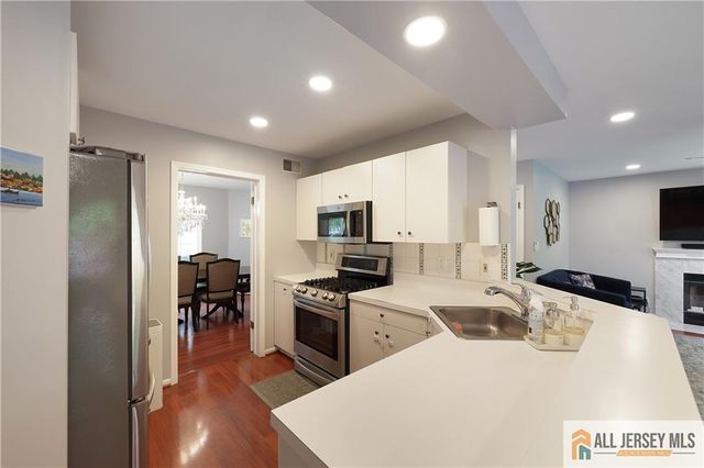 160 Buttonwood Drive, Piscataway, NJ 08854