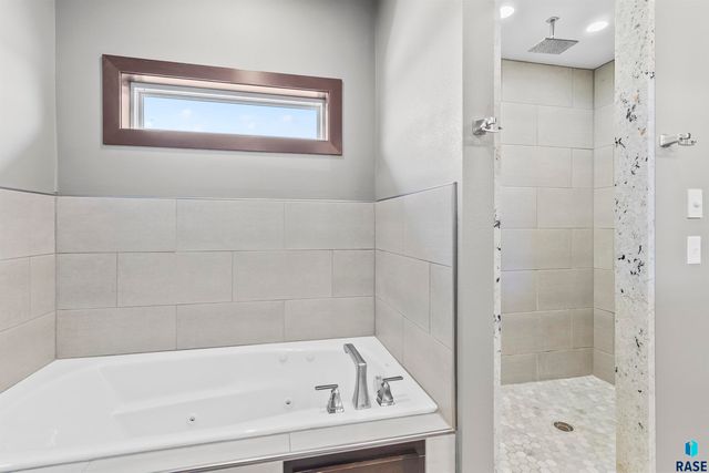 27164 Fairway Pl Place, Sioux Falls, SD 57108