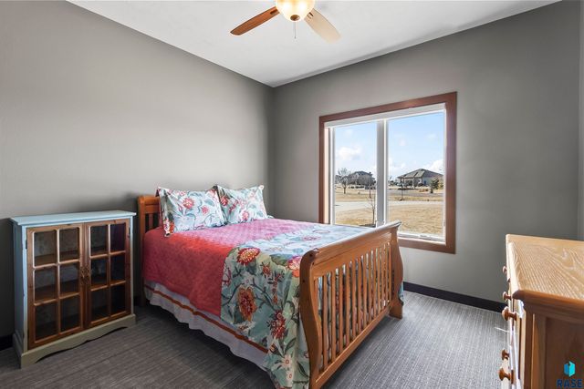 27164 Fairway Pl Place, Sioux Falls, SD 57108