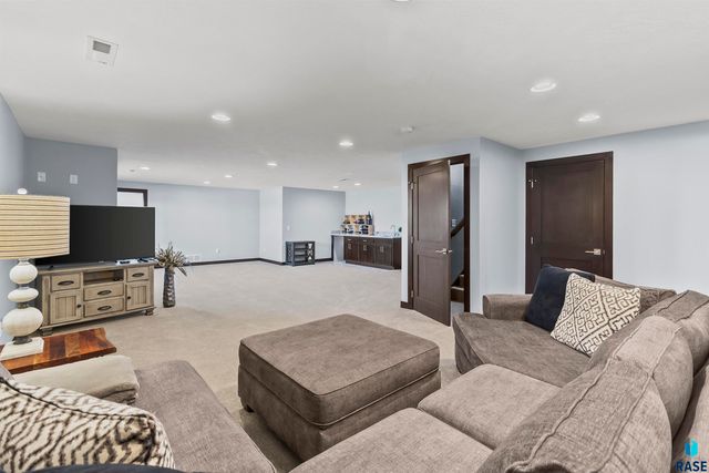 27164 Fairway Pl Place, Sioux Falls, SD 57108