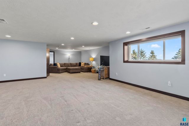 27164 Fairway Pl Place, Sioux Falls, SD 57108