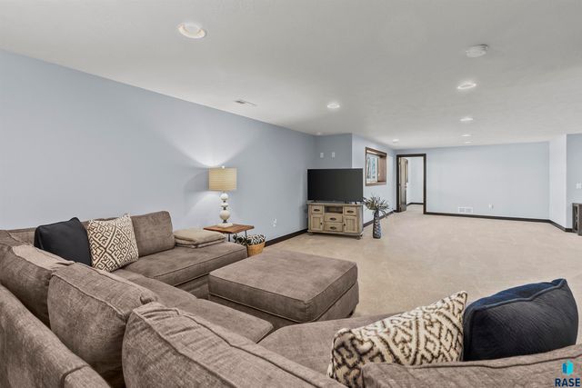 27164 Fairway Pl Place, Sioux Falls, SD 57108