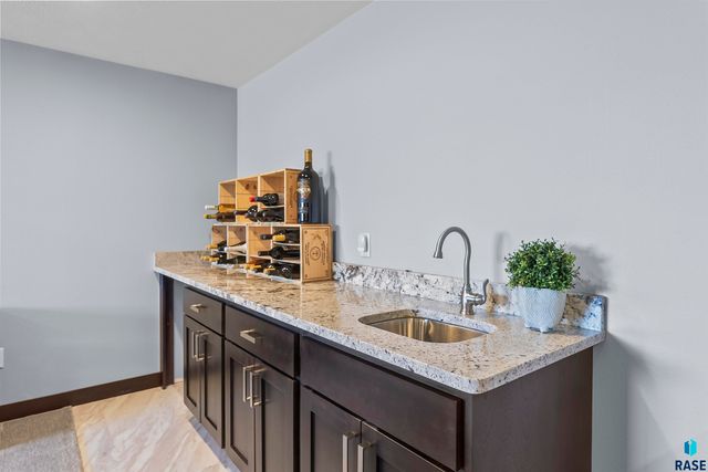 27164 Fairway Pl Place, Sioux Falls, SD 57108