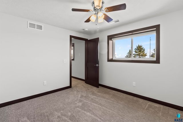 27164 Fairway Pl Place, Sioux Falls, SD 57108