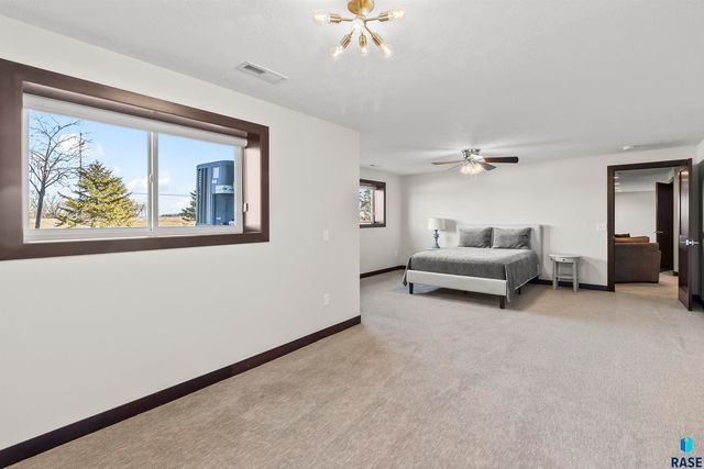 27164 Fairway Pl Place, Sioux Falls, SD 57108