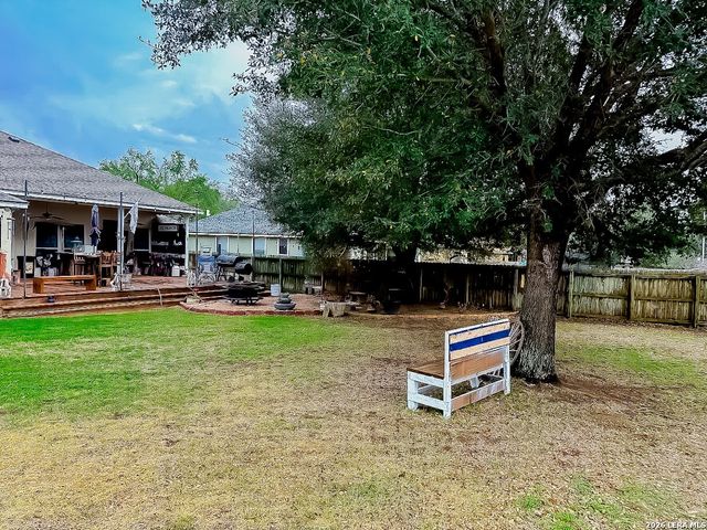 305 Yortown, Pleasanton, TX 78064