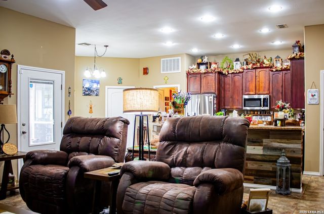 305 Yortown, Pleasanton, TX 78064