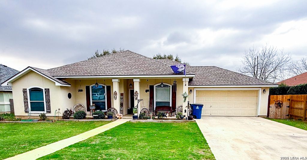 305 Yortown, Pleasanton, TX 78064