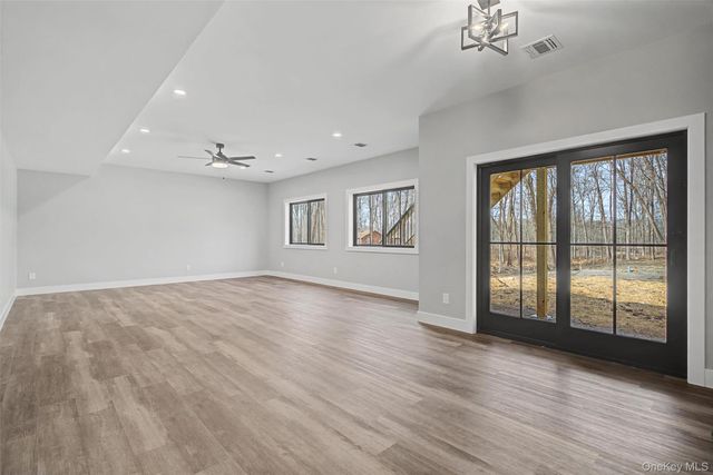 93 York Road S, Bloomingburg, NY 12721