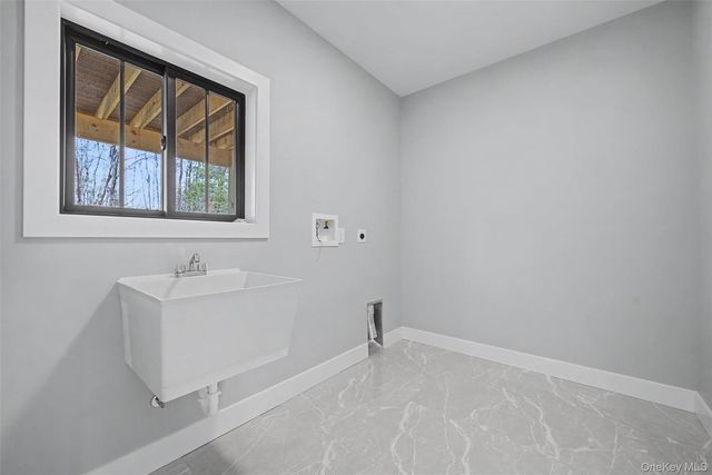 93 York Road S, Bloomingburg, NY 12721