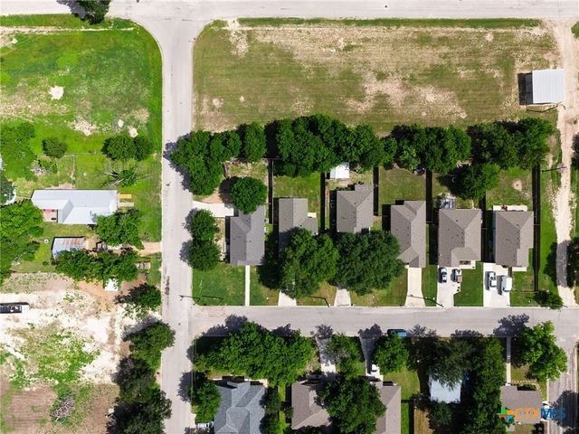908 E Avenue B, Lampasas, TX 76550