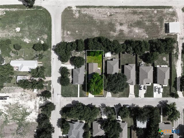 908 E Avenue B, Lampasas, TX 76550