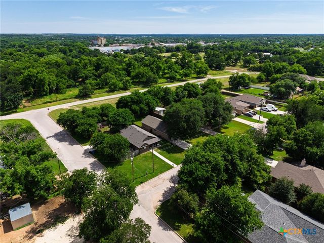 908 E Avenue B, Lampasas, TX 76550