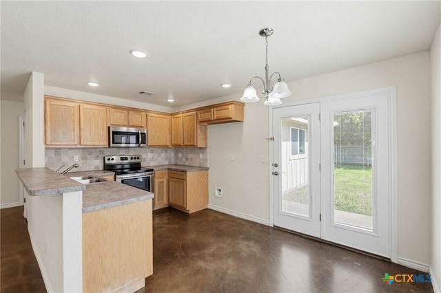 908 E Avenue B, Lampasas, TX 76550