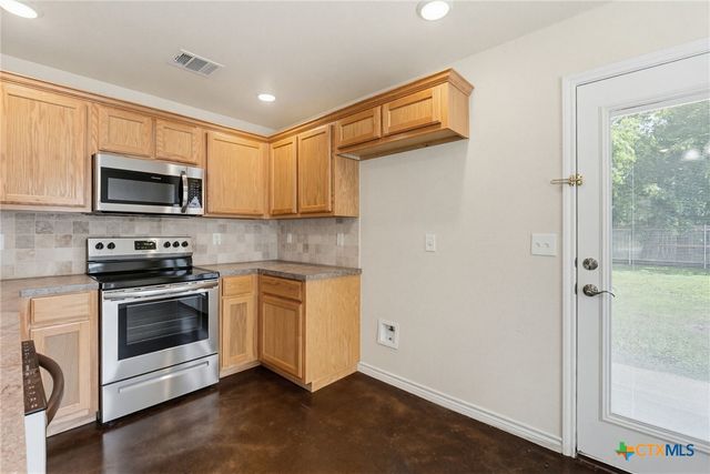 908 E Avenue B, Lampasas, TX 76550