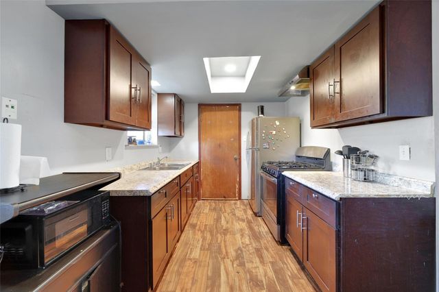 1559 Diplomat Way, Houston, TX 77088